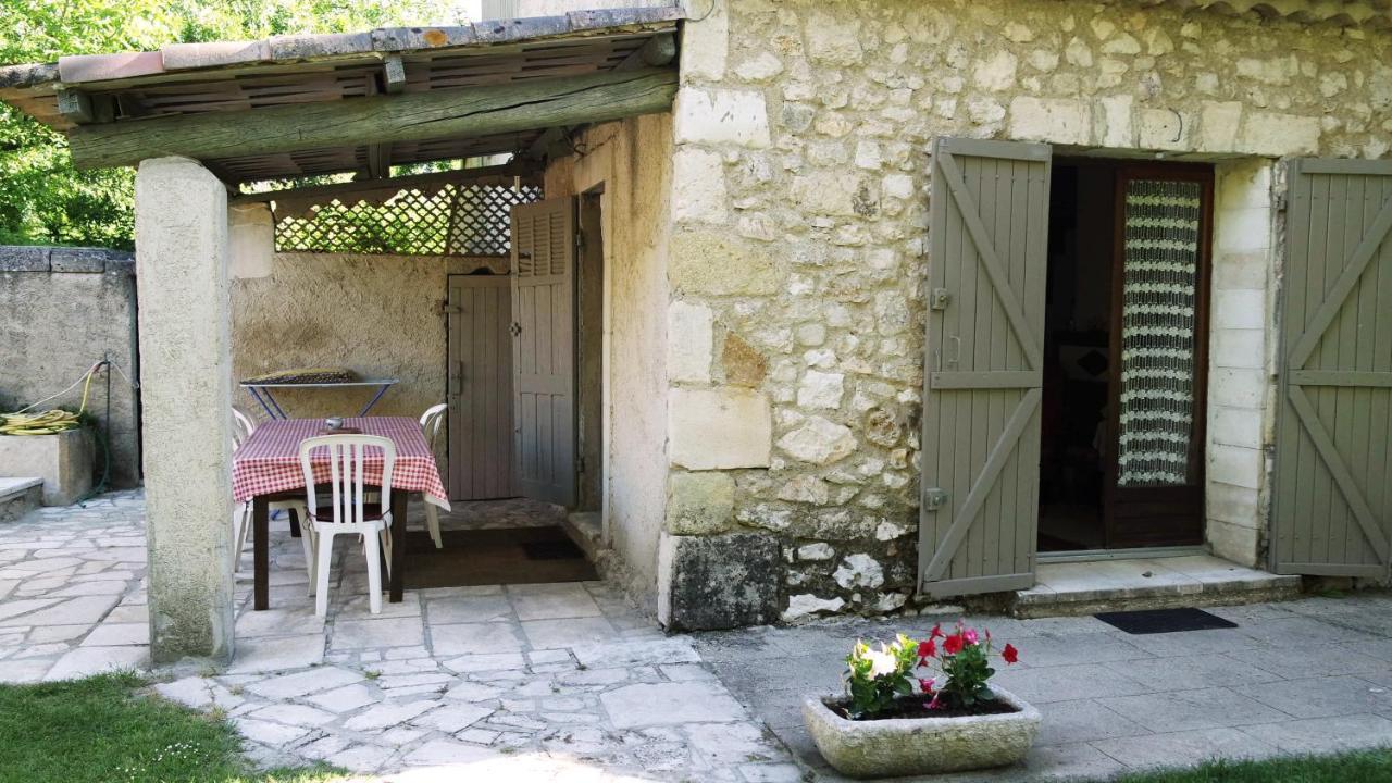 Mas Grimaud - Gite- Studio Et Chambres D'Hotes Familiales エガリエール エクステリア 写真